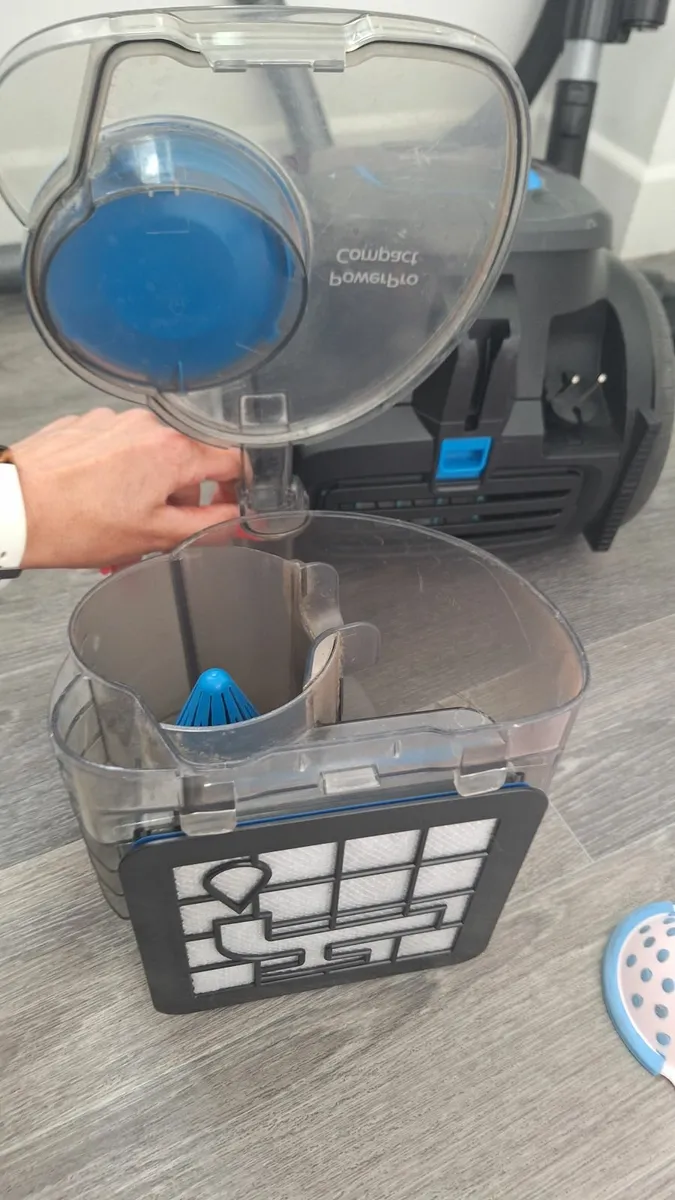 Philips bagless hoover - Image 2