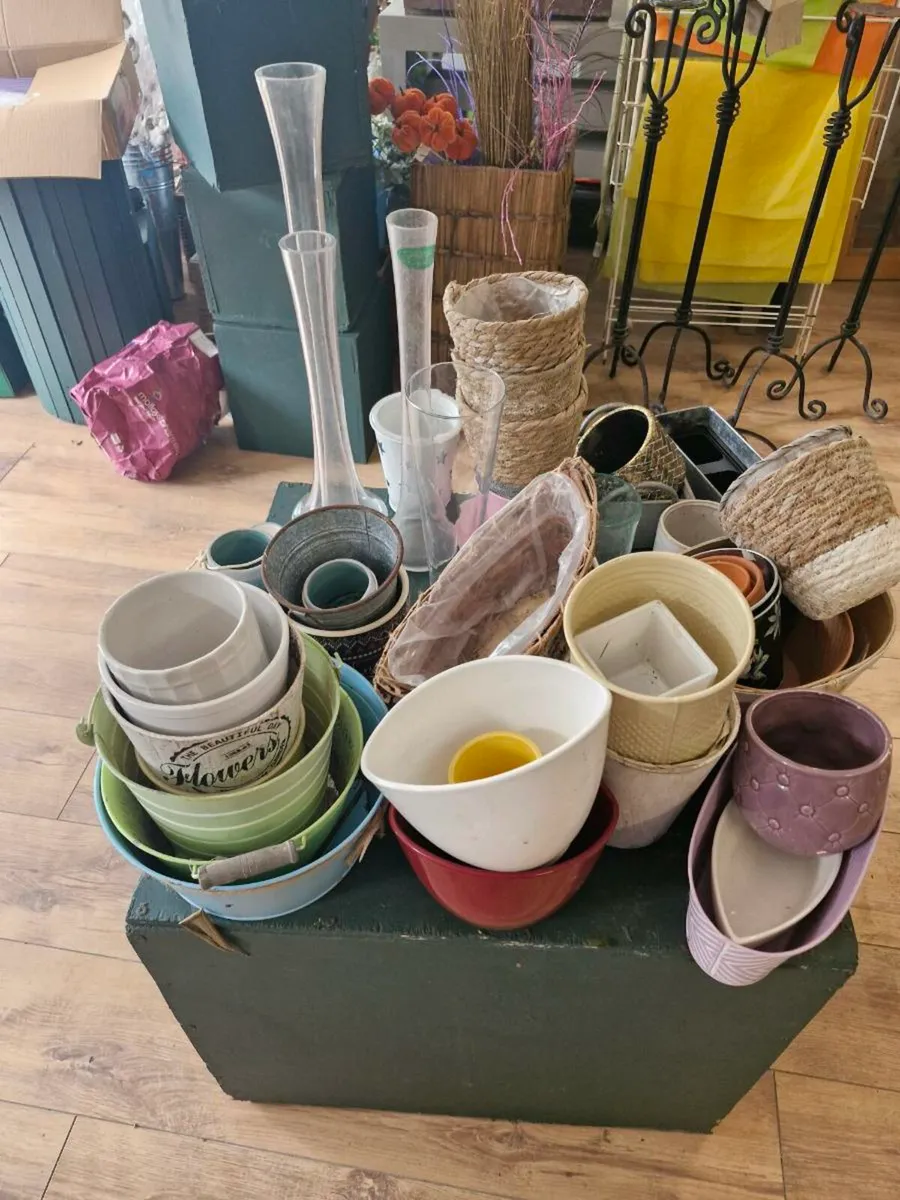 Job lot of 50 assorted pots and vases - Image 3