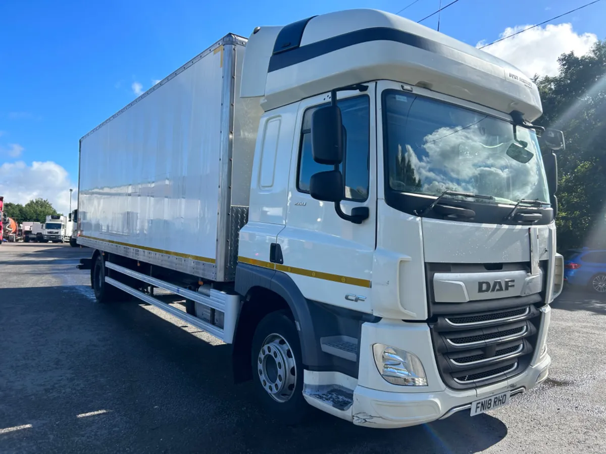 2018 Daf cf 260 18 ton on air box tail lift - Image 3