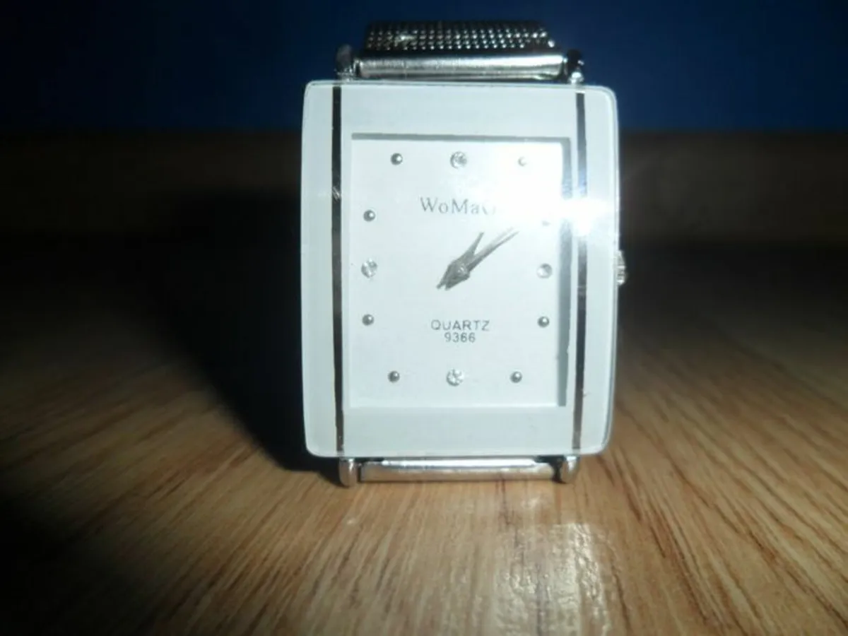 womage quartz watch - Image 3