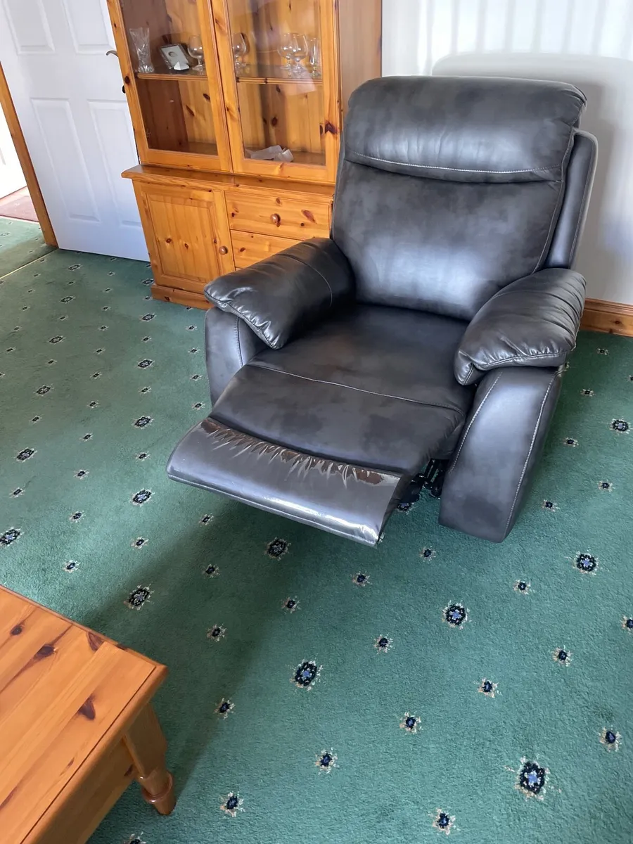 3 piece recliner suite - Image 1