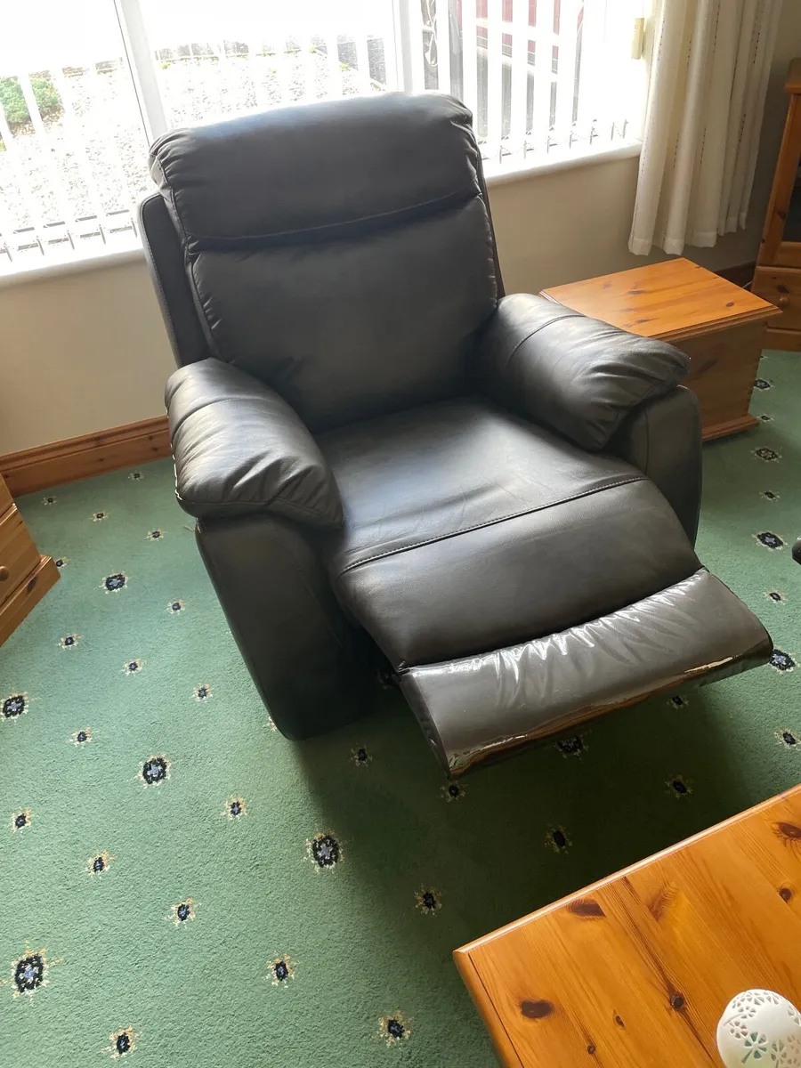 3 piece recliner suite - Image 3