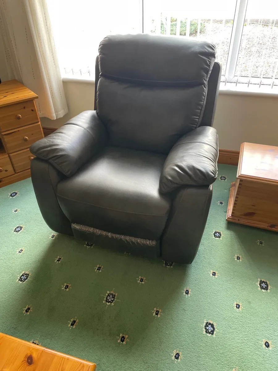 3 piece recliner suite - Image 4
