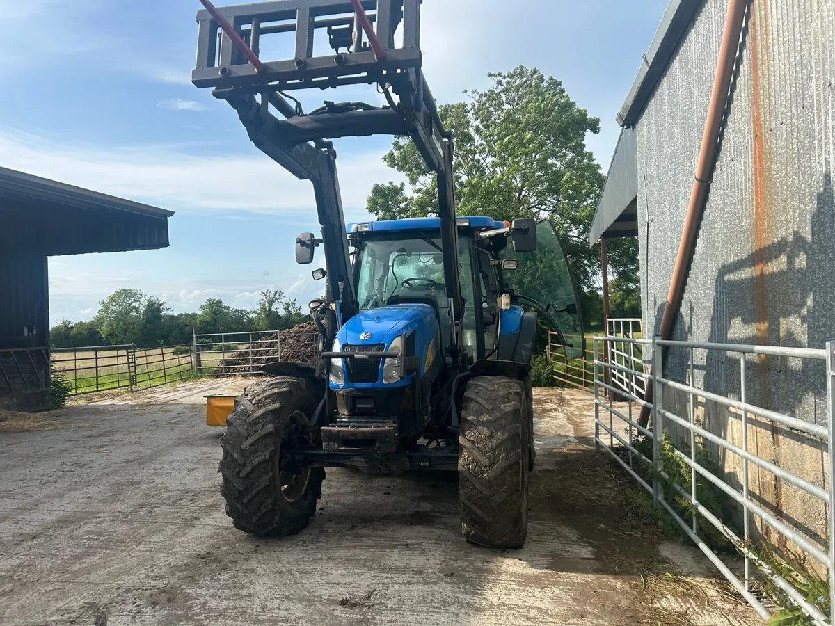 New Holland Tractor - Image 4