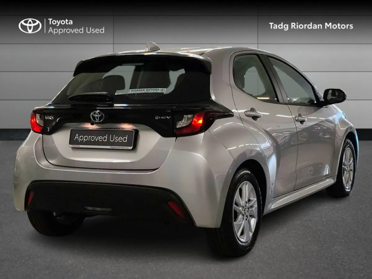 Toyota Yaris HYBRID LUNA - Image 2