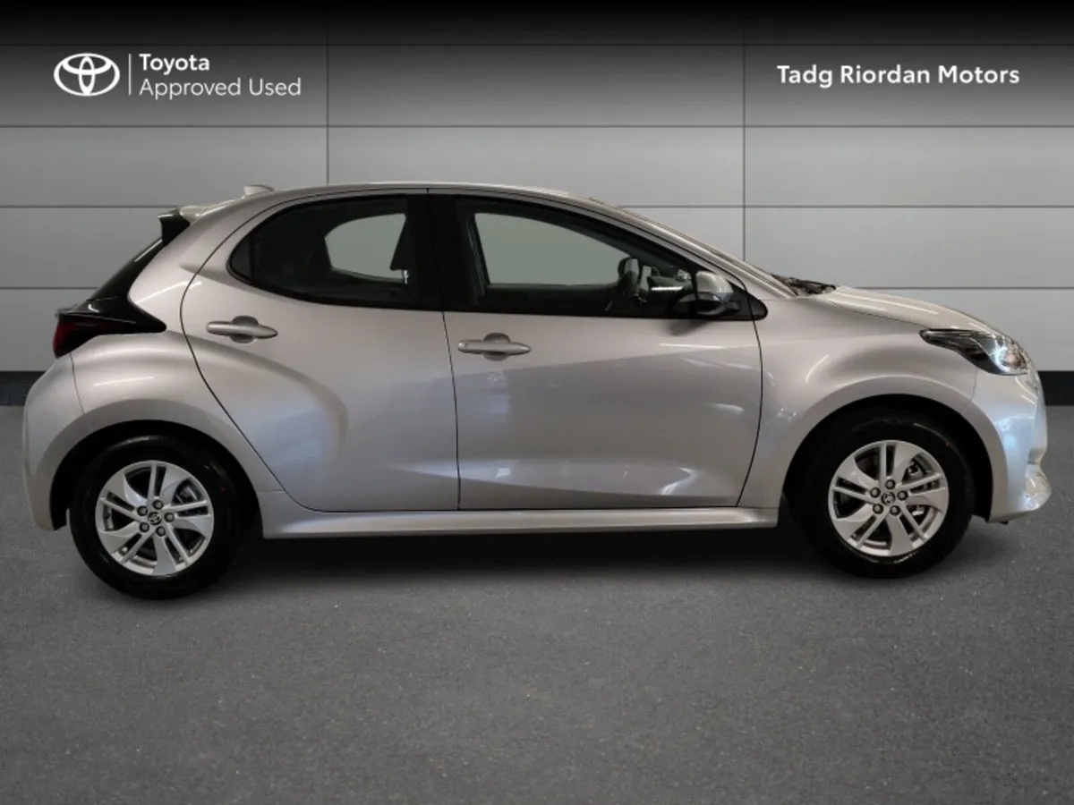 Toyota Yaris HYBRID LUNA - Image 3