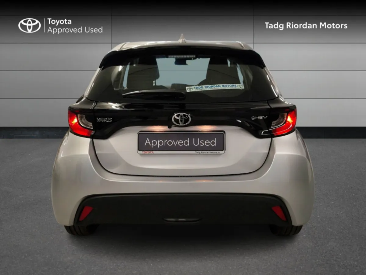 Toyota Yaris HYBRID LUNA - Image 4