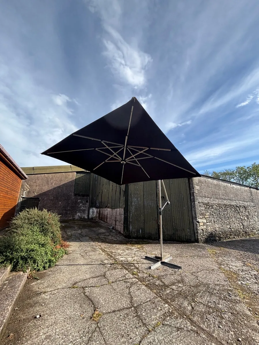 Outdoor umbrella - Image 1