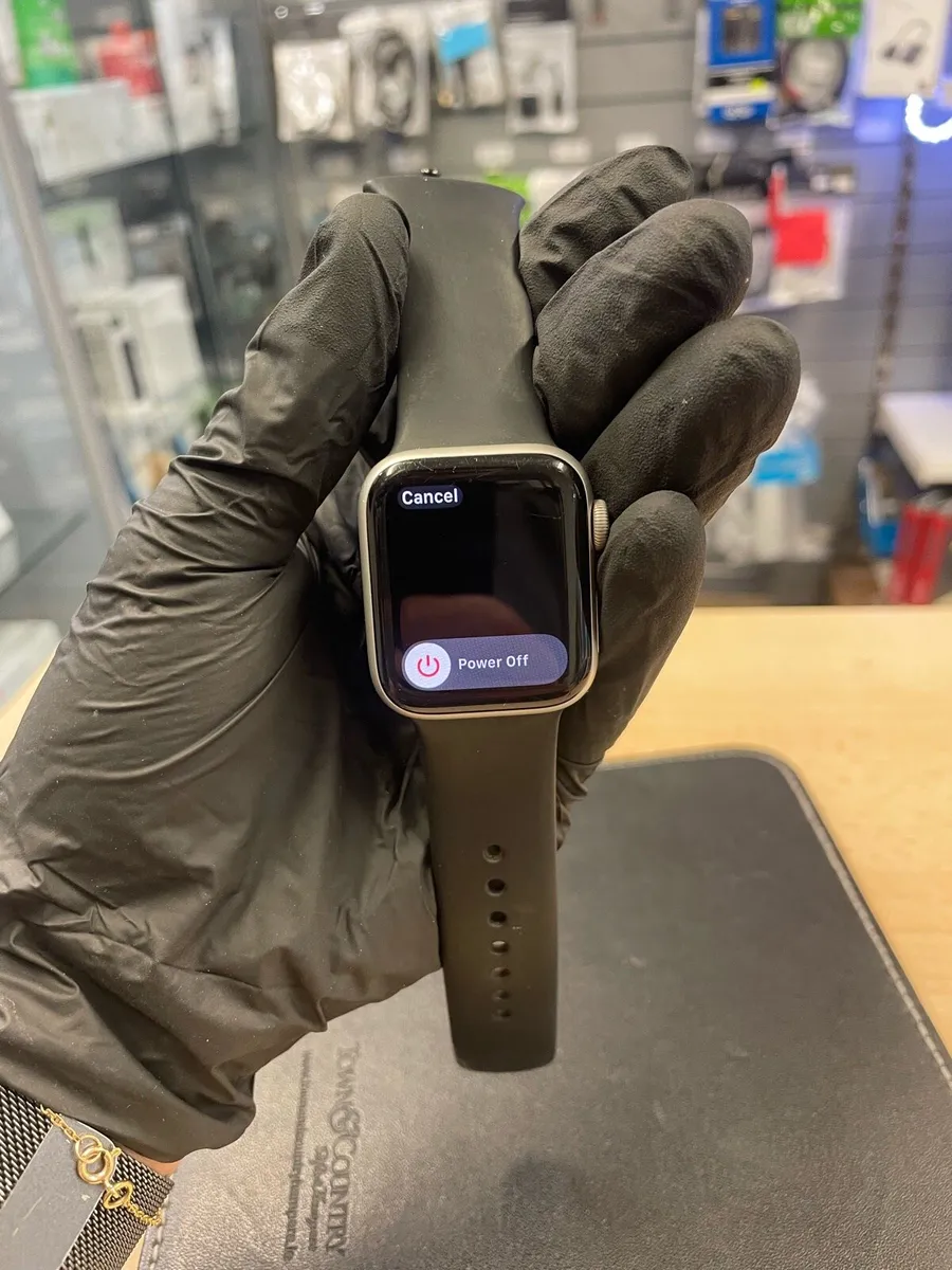 Apple Watch series SE 40MM - Image 1