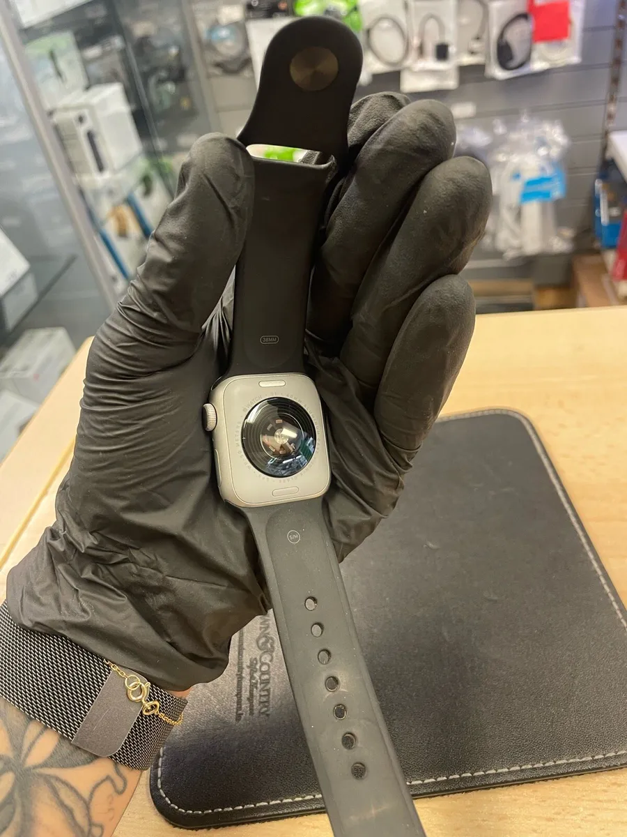 Apple Watch series SE 40MM - Image 2