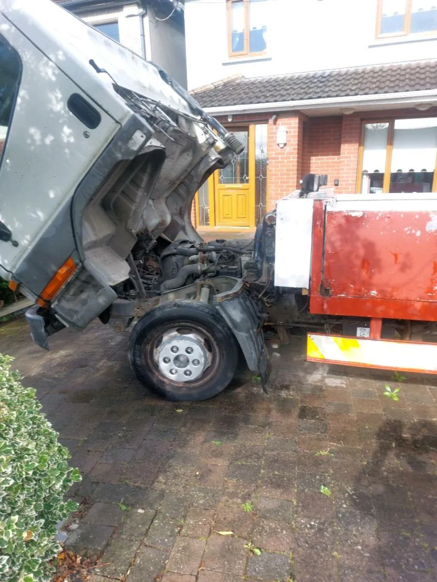 Log inMitsubishi Canter truck - Image 4