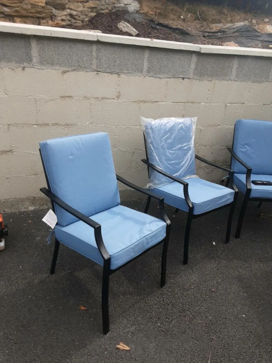 Garden chairs and table - Image 1