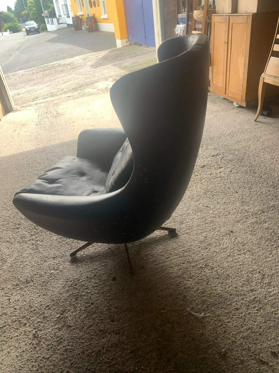 Black egg shaped swivel chair - Image 1