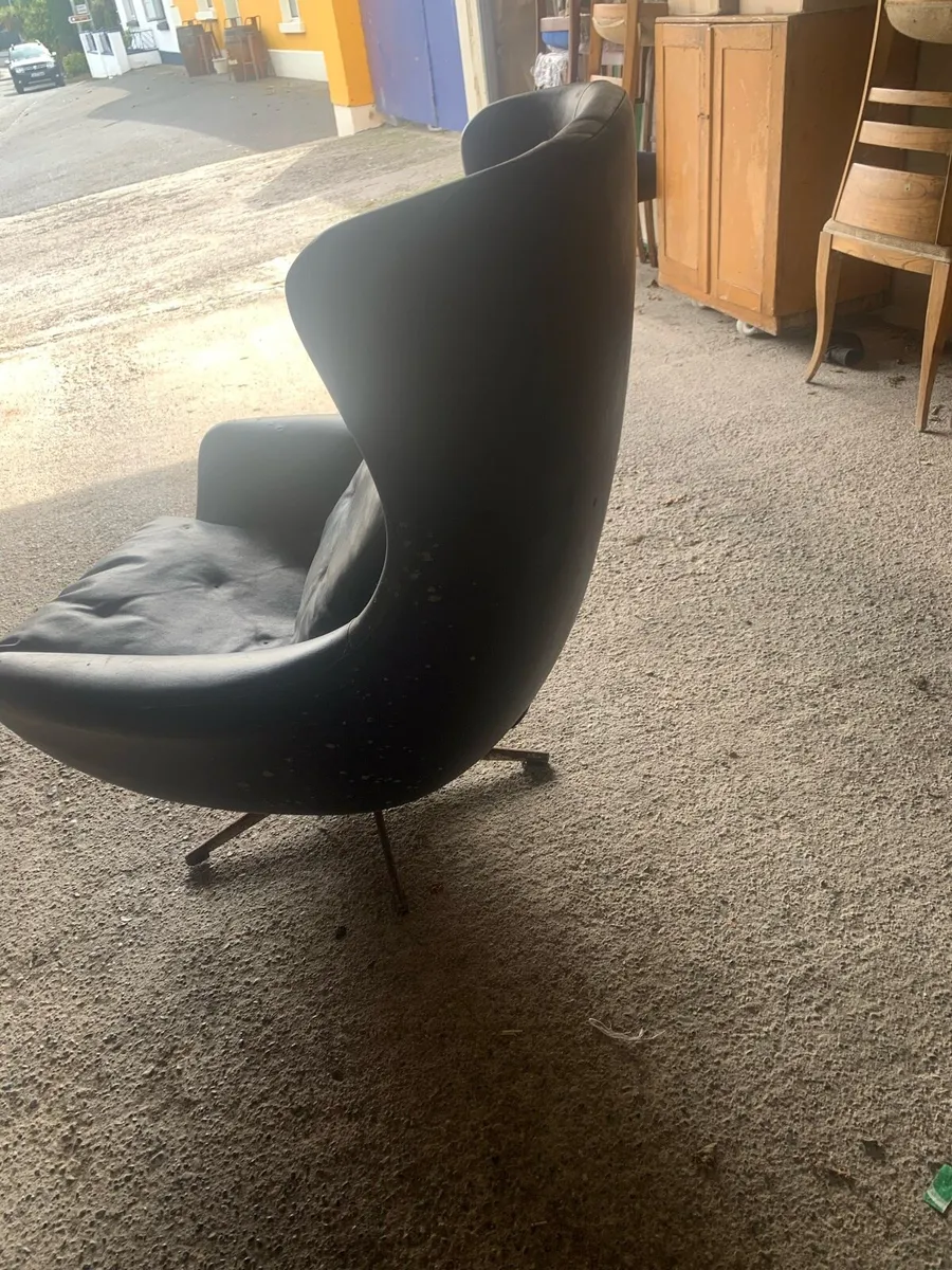 Black egg shaped swivel chair - Image 2