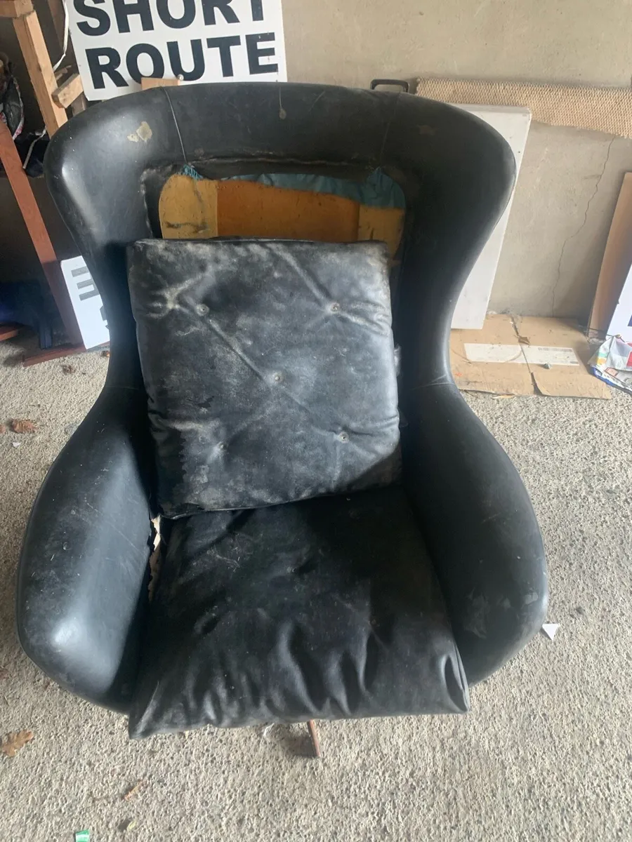 Black egg shaped swivel chair - Image 3