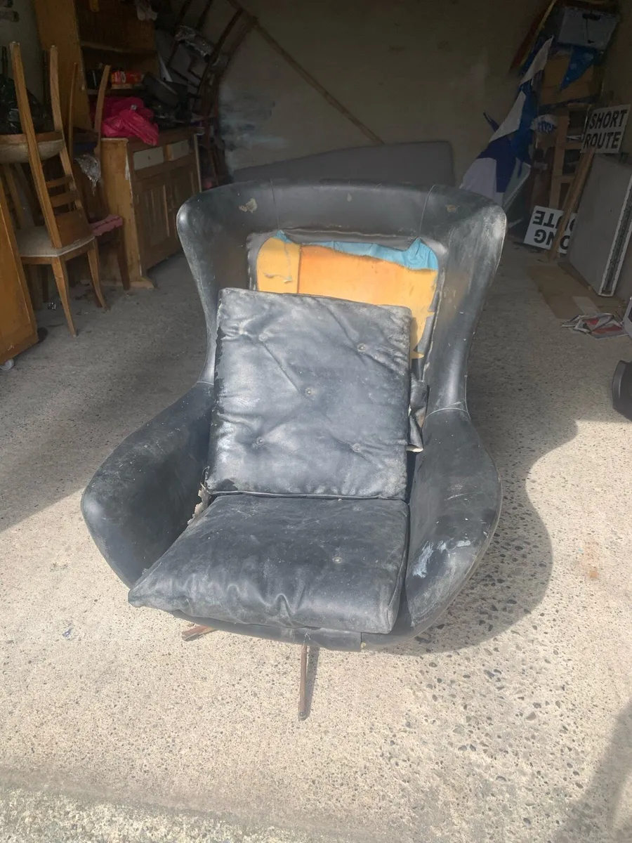 Black egg shaped swivel chair - Image 4