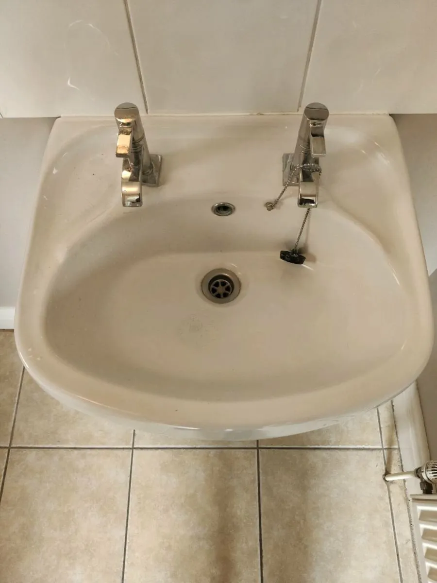 Basin with tap - Image 2
