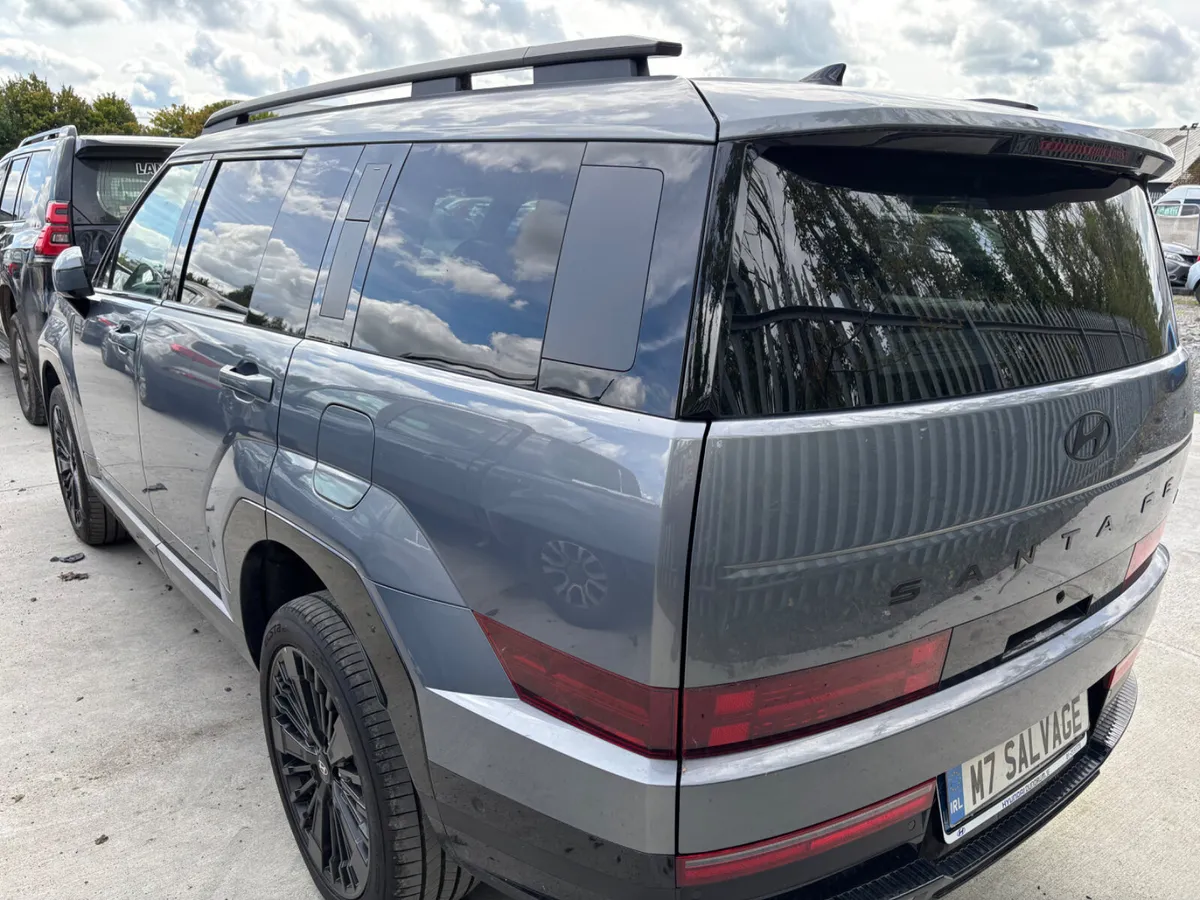 25 Santa fe 7S Petrol Plu in Hybrid 9km Drive home - Image 4