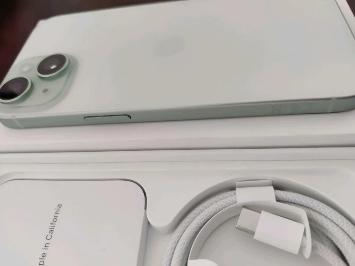iPhone 15 - Image 4