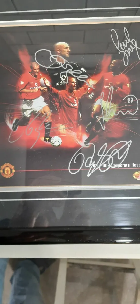 Manchester United Squad autographed framed picture - Image 3