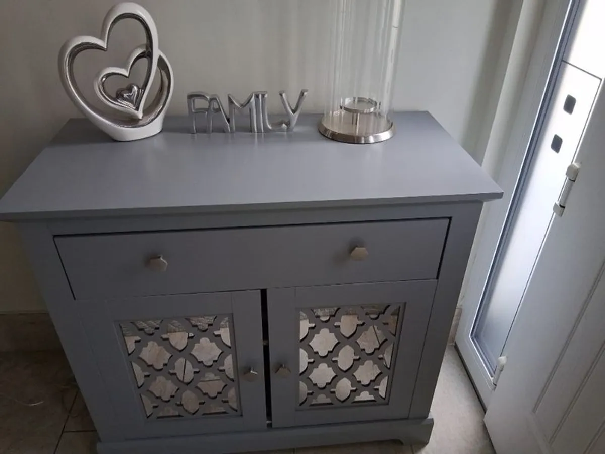 hall cabinet and 3 ornaments - Image 1