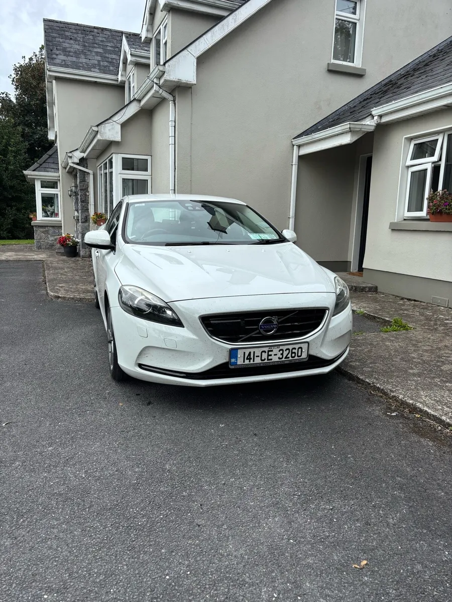 Volvo V40 - Image 1