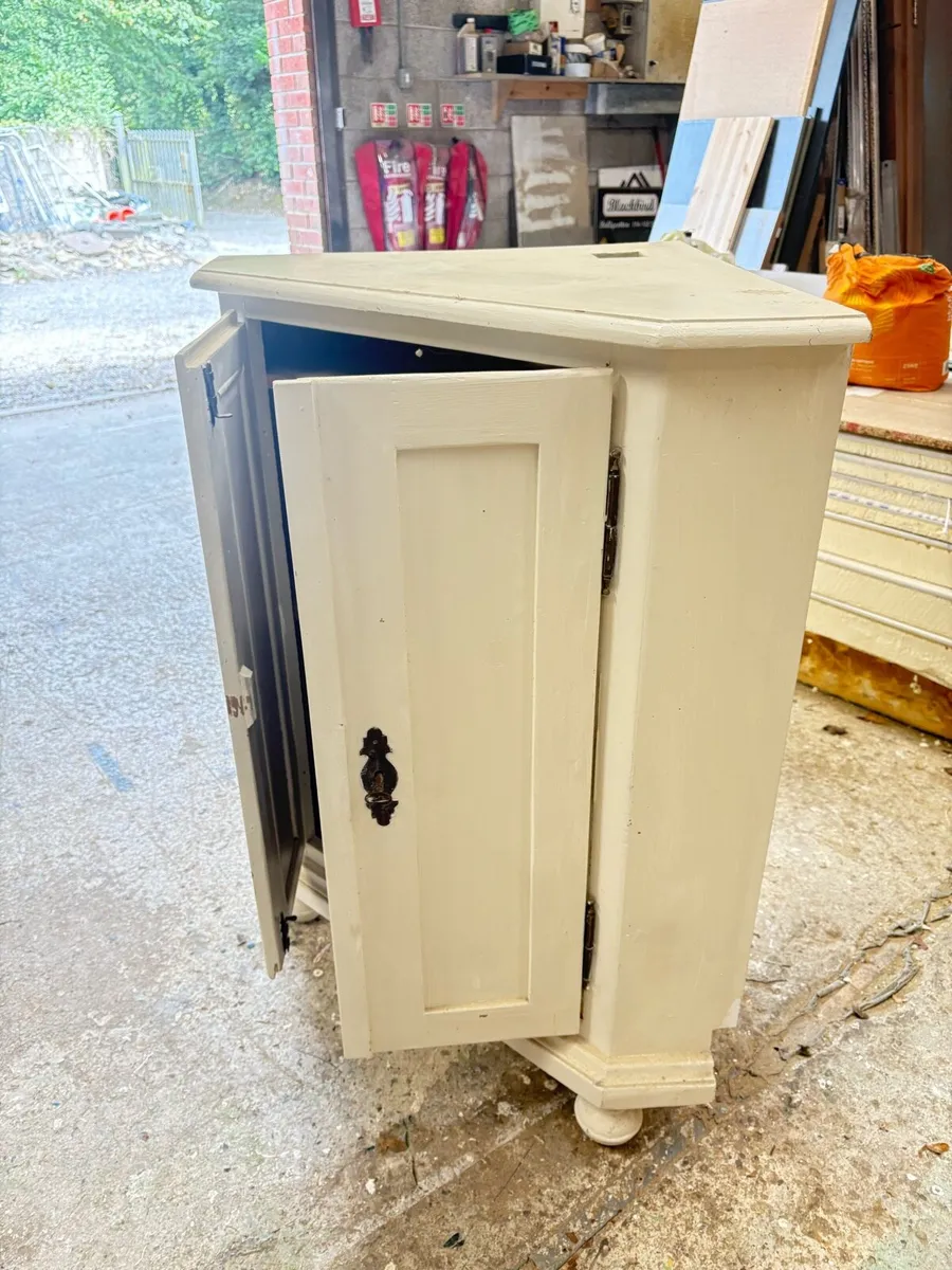 Solid pine painted corner cabinet - Image 1