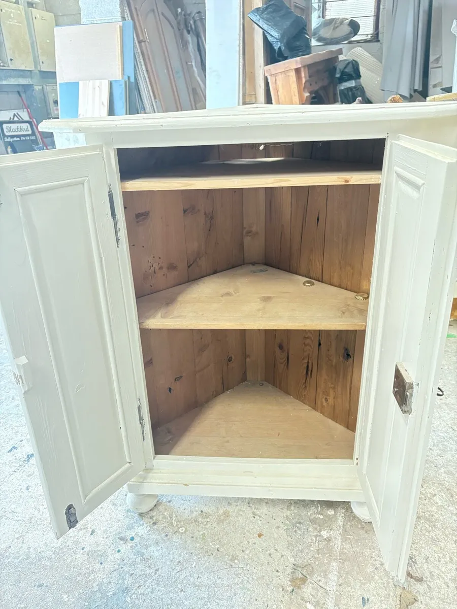 Solid pine painted corner cabinet - Image 4
