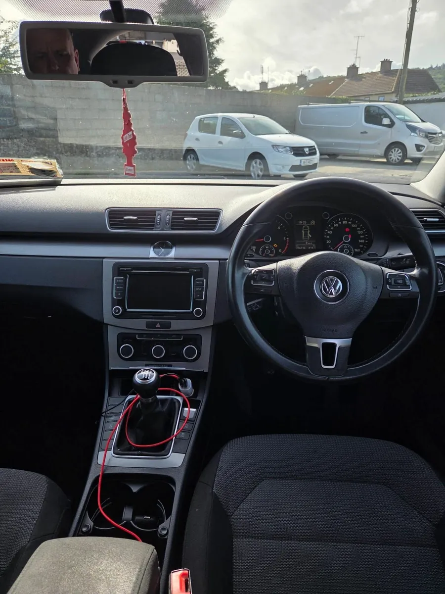 Volkswagen Passat 2011 - Image 2