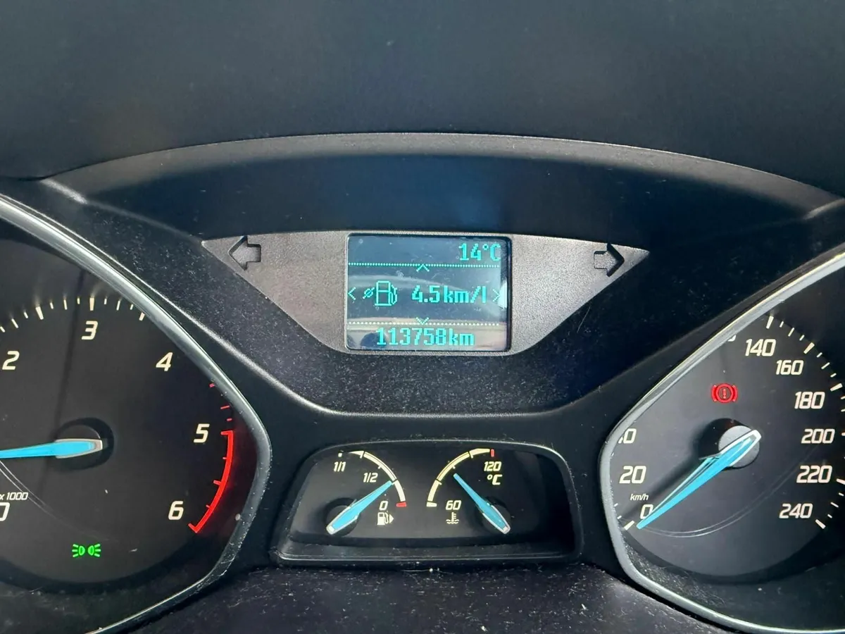 Ford Focus 2011 - Image 2