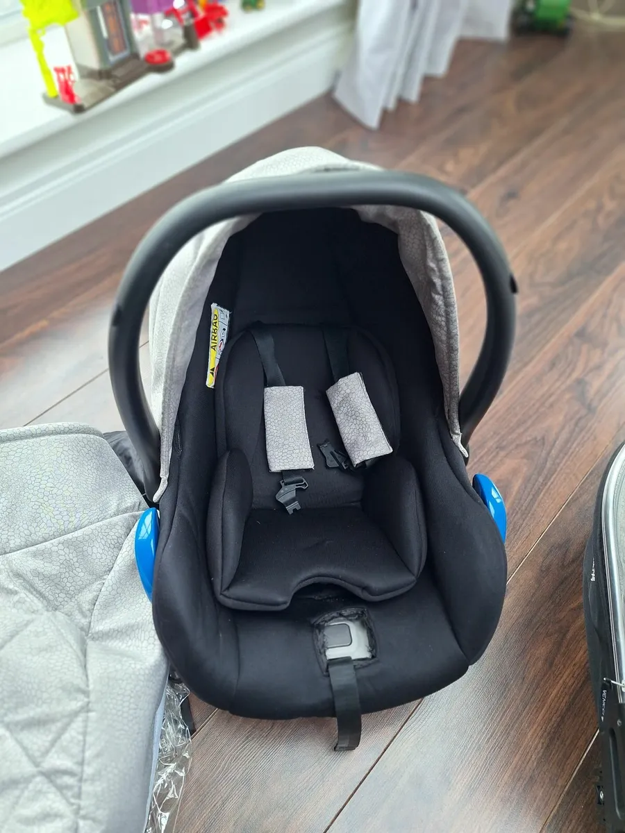 Venicci 3 in 1 travel system - Image 2