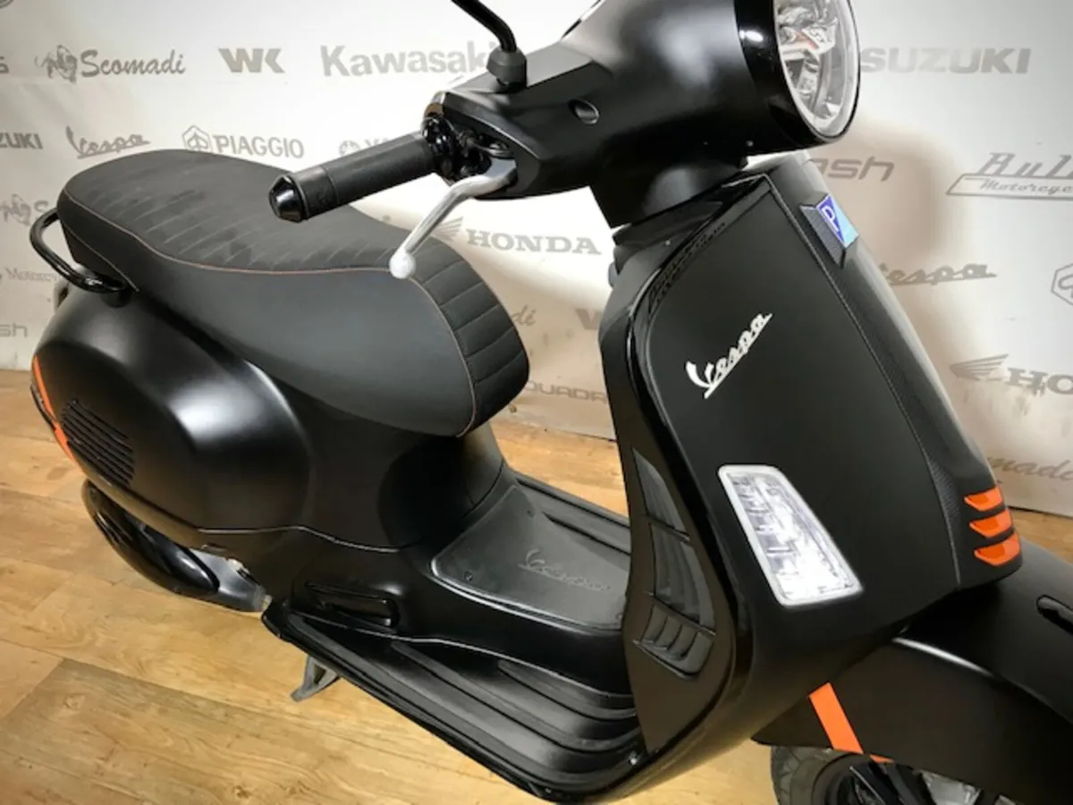 PRE-OWNED Vespa GTS300 Super 2024 - Image 4