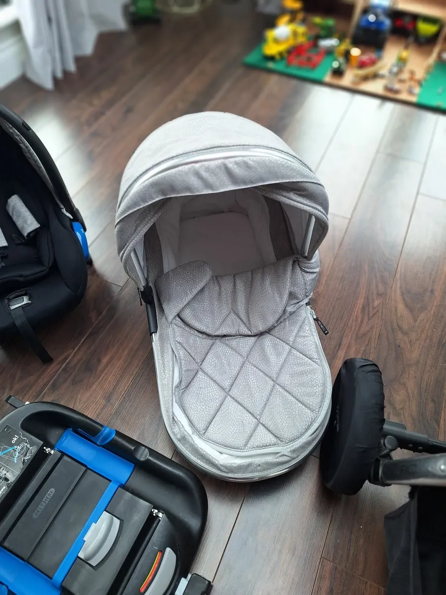 Venicci 3 in 1 travel system - Image 4