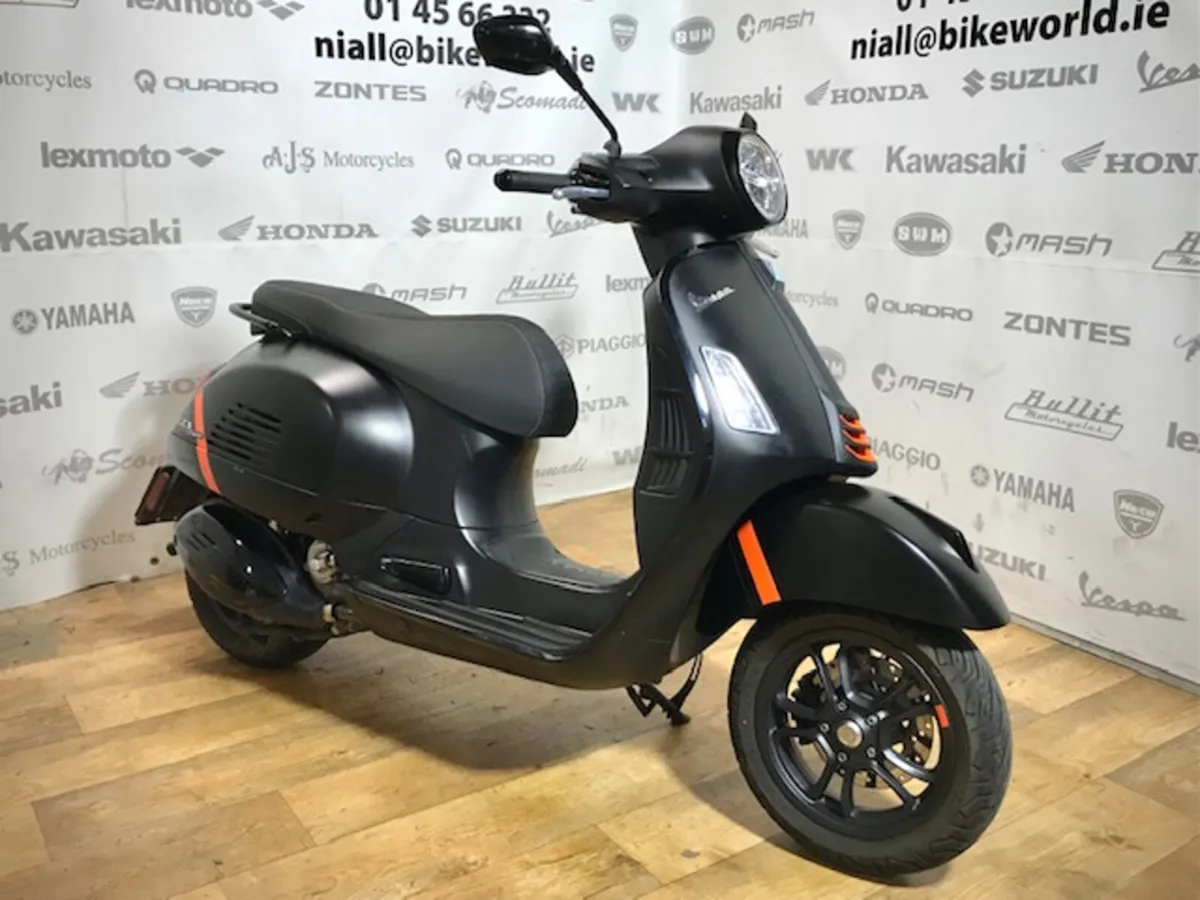 PRE-OWNED Vespa GTS300 Super 2024 - Image 2