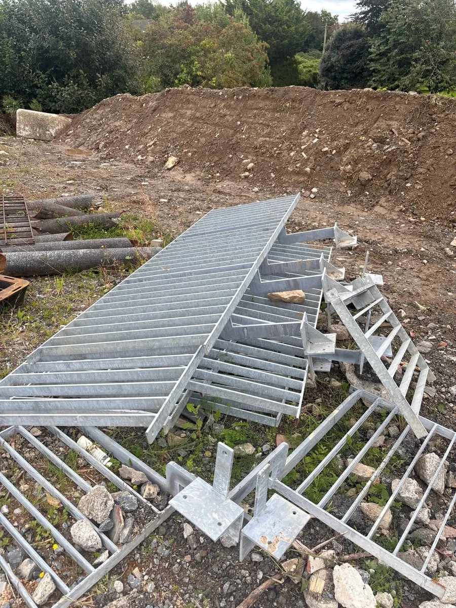 Galvanised steel railing - Image 1