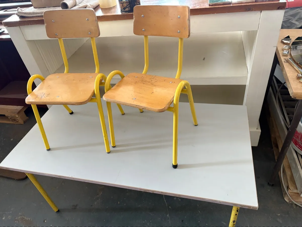 Kids Table with 2 matching chairs - Image 1