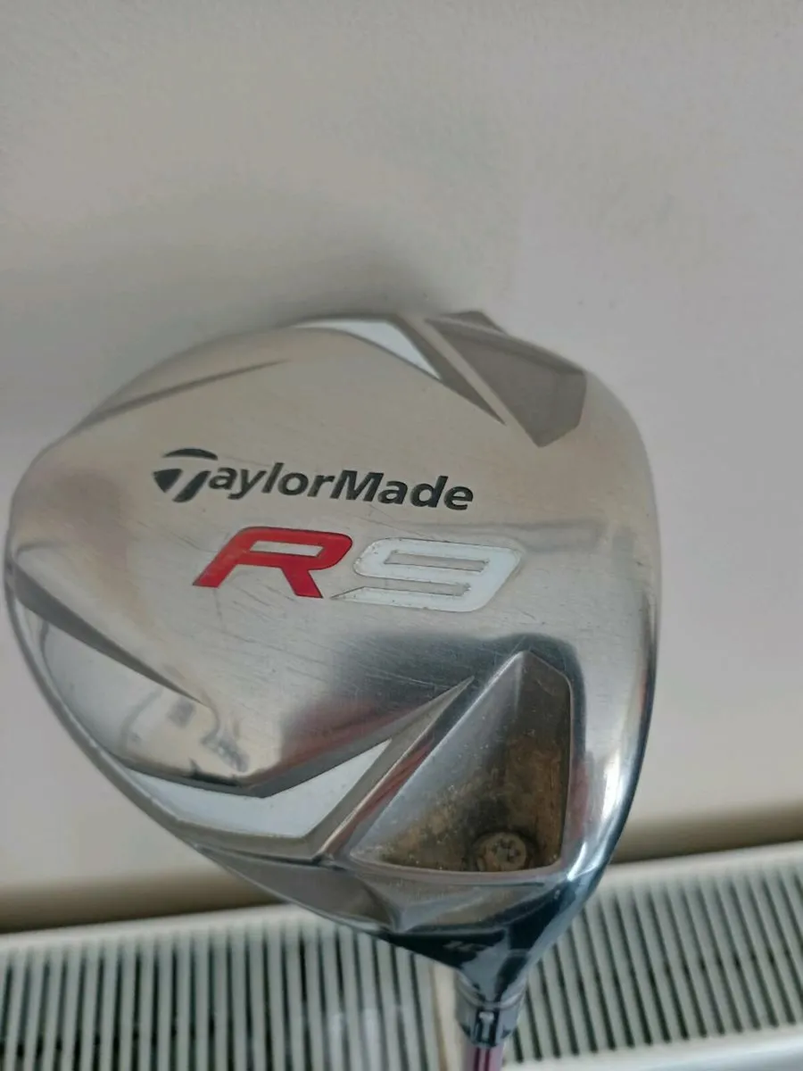 Taylormade R9 golf driver. Right handed club. - Image 1