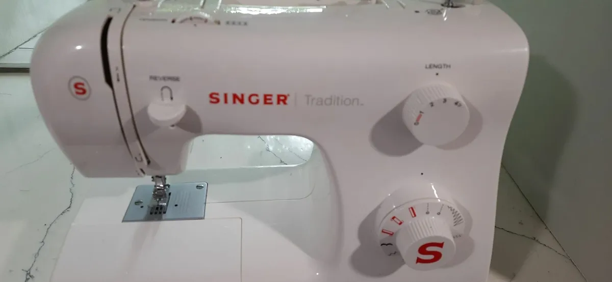 Singer Sewing Machine - Image 2