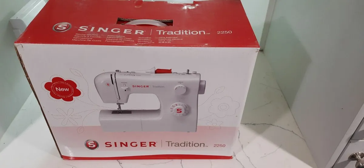 Singer Sewing Machine - Image 3