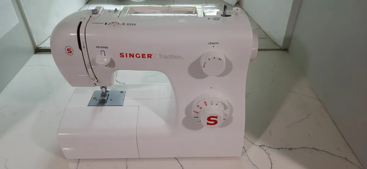 Singer Sewing Machine - Image 4