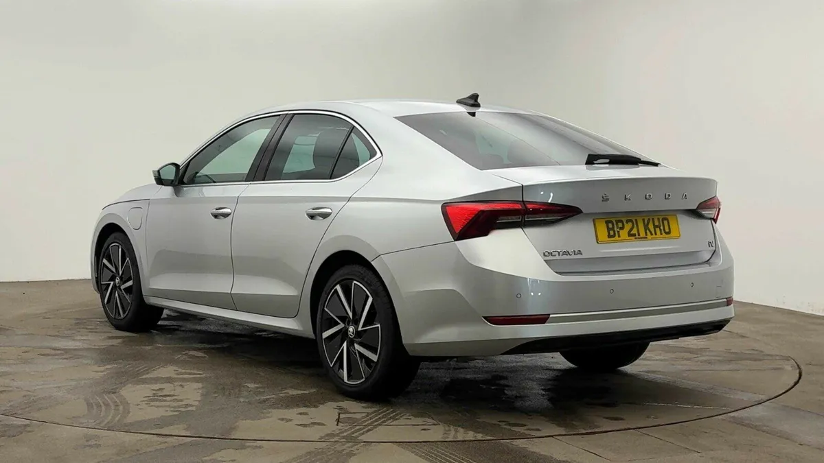 Skoda OCTAVIA Hatchback SE L - Image 4