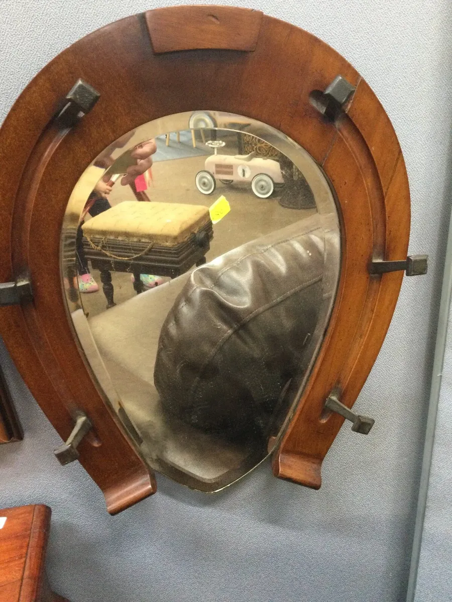 Horseshoe mirrored coat hanger