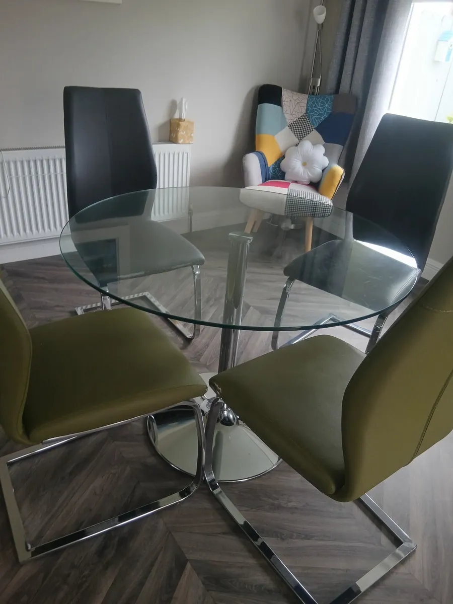 Table and chairs - Image 2
