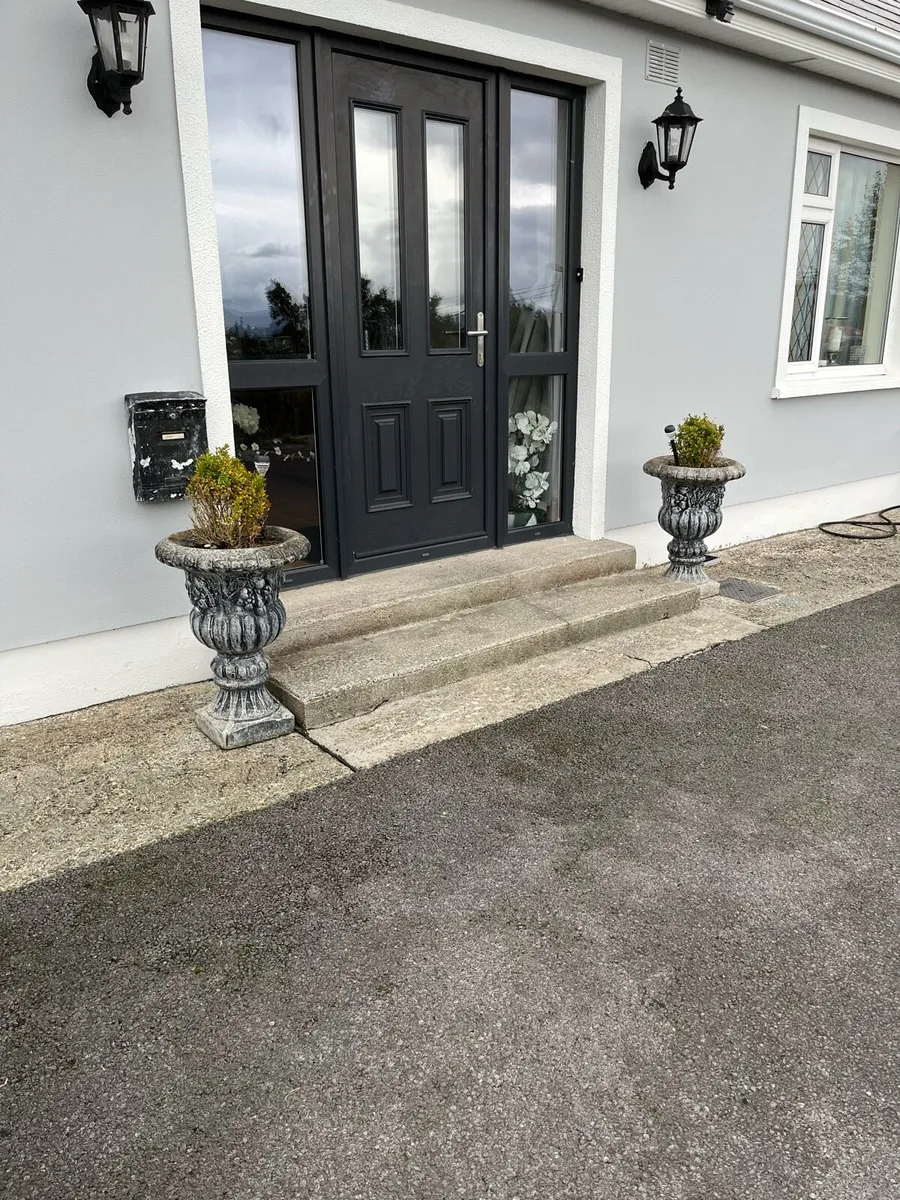 2 pedestals flower pots - Image 1