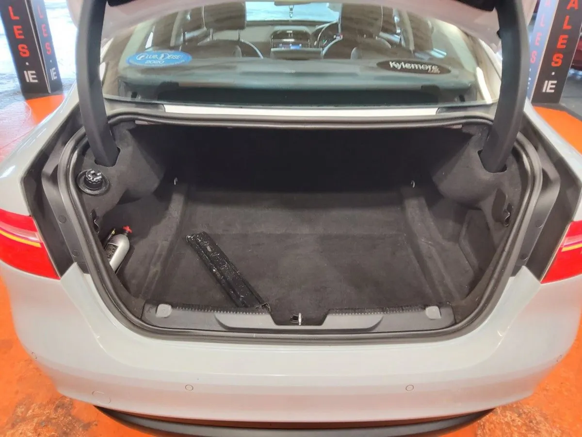 Jaguar XE 2.0 D Prestige Manual 163PS - Image 4