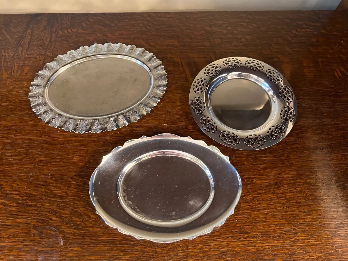 3 Serving Plates - Image 1