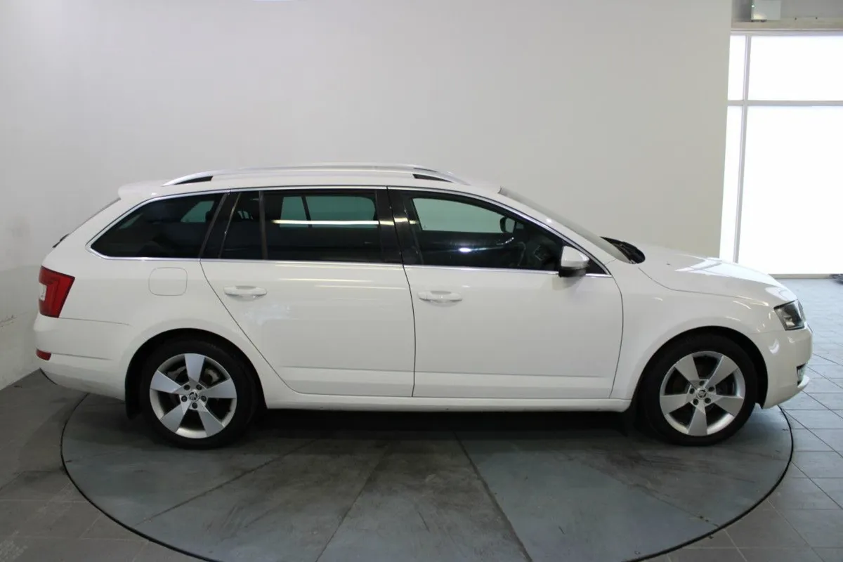 Skoda Octavia Combi Style 1.6tdi 110HP - Image 3