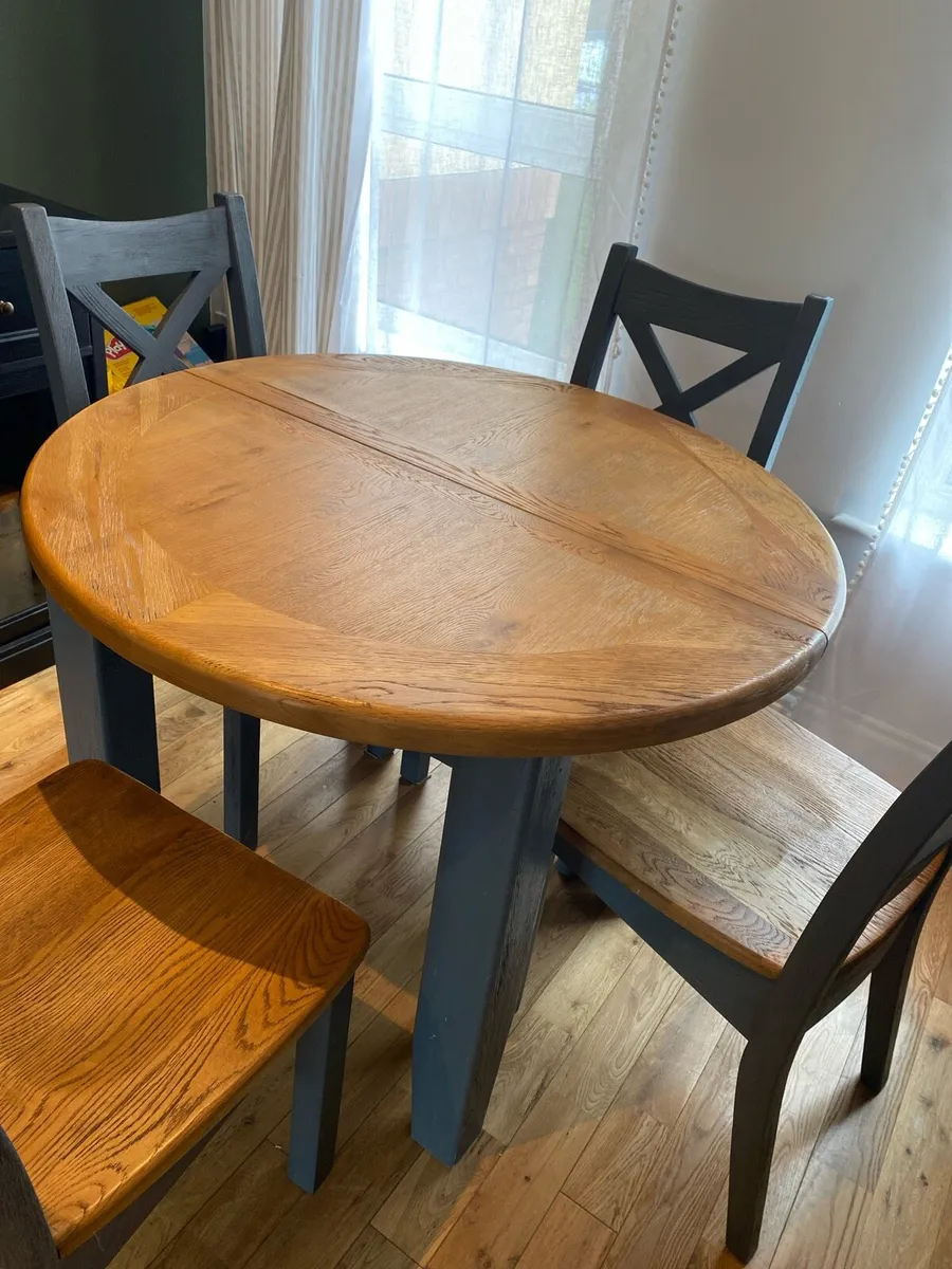 Solid oak table and chairs - Image 3