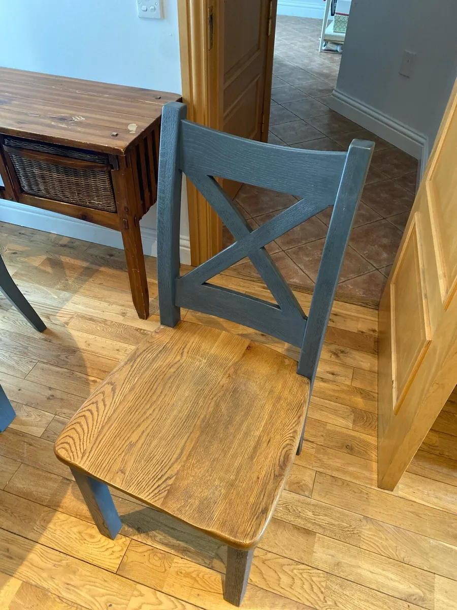 Solid oak table and chairs - Image 4