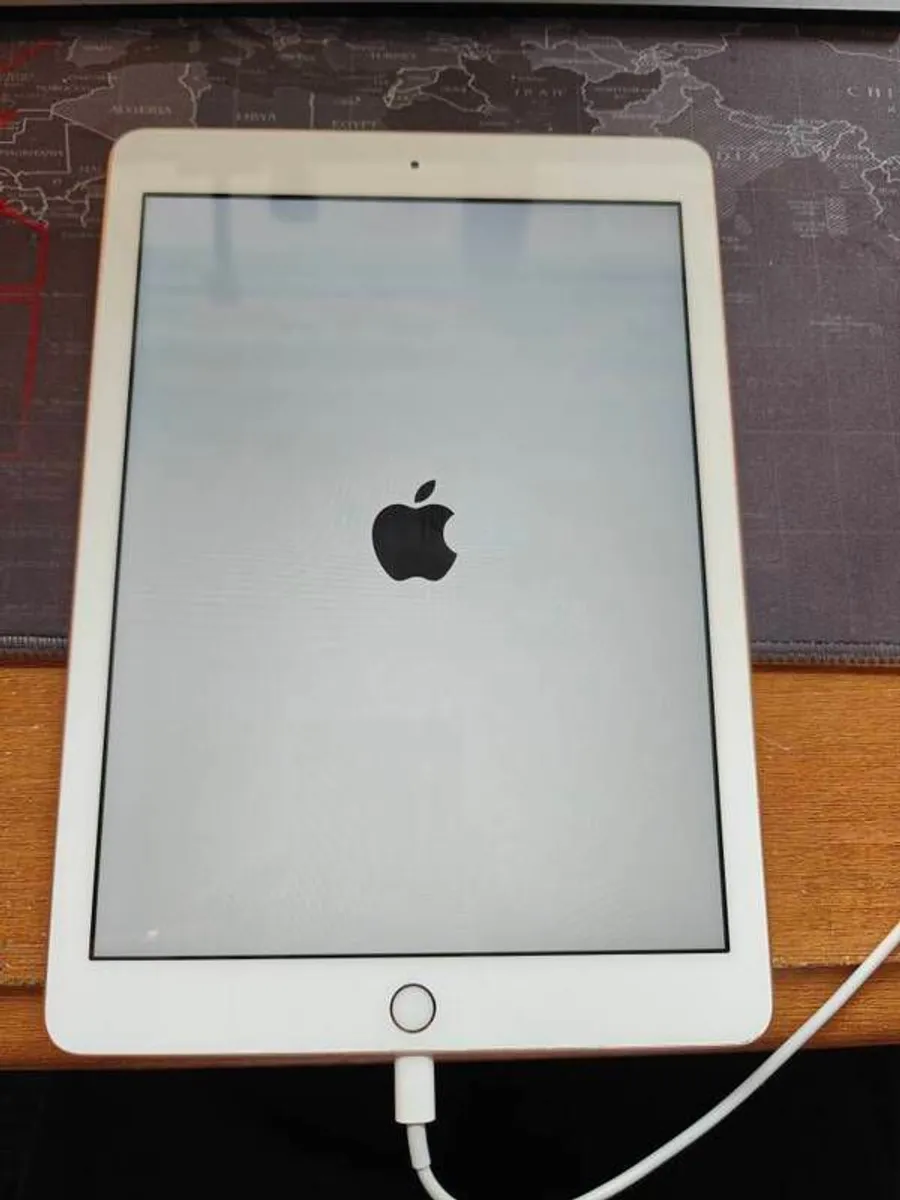Apple iPad 9.7" 6th Gen 128 Rose Gold Faulty!! - Image 4